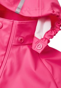 Cappotto impermeabile rosa con superficie lucida, polsini elasticizzati, bottoni a pressione e una fodera interna bianca in contrasto.