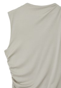 Top sans manches beige clair en tissu doux drapé avec un détail froncé sur le côté, vu de dos.