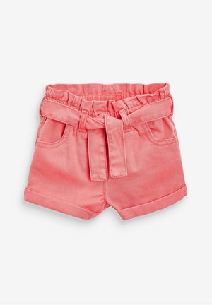 Lyserøde shorts til småbørn med op rullede kanter, forlommer, elastik i taljen og et bundet stofbælte på hvid baggrund.