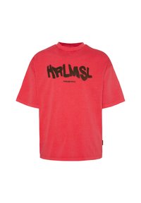 Red oversized T-shirt made of cotton. Features a black graphic print "HRLM SL" and "HARLEM SOUL" text on the front. Short sleeves, crew neckline.