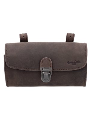 Braune Lederfahrradtasche mit gewölbtem Klappenverschluss, Metallverschluss und gesticktem Detail. Enthält zwei Befestigungsriemen auf der Rückseite.