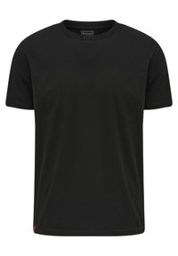 Czarny T-shirt z krótkim rękawem wykonany z gładkiej bawełnianej tkaniny. Posiada klasyczny okrągły dekolt oraz małą czerwoną metkę z logo przy dolnym brzegu.