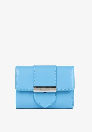 Portafoglio in pelle blu chiaro con chiusura a pattina, dotato di un accento in metallo argentato e dettagli di cucitura. Forma rettangolare compatta.
