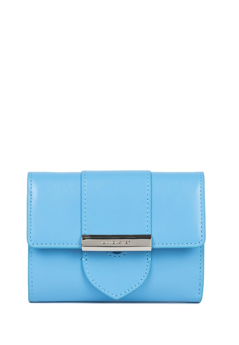 Portafoglio in pelle blu chiaro con chiusura a pattina, dotato di un accento in metallo argentato e dettagli di cucitura. Forma rettangolare compatta.