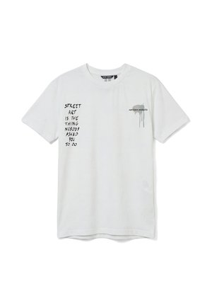 Maglietta bianca a maniche corte con testo nero scritto a mano "STREET ART IS THE THING NOBODY ASKED YOU TO DO" sul petto sinistro e piccolo logo sul petto destro.
