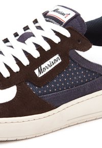 Zapatillas de deporte de ante marrón y malla azul marino con acentos blancos, que cuentan con una parte superior texturizada, cordones y un parche con el logo.