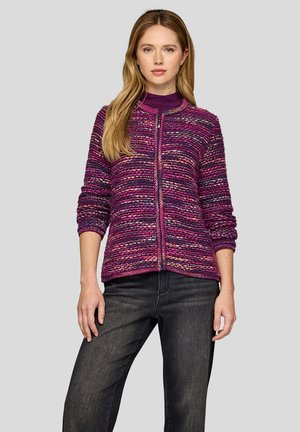 Gestrickte Strickjacke in Rosa- und Lilatönen mit Reißverschluss vorne, rundem Ausschnitt und Dreiviertelärmeln. Strukturierter Stoff mit Streifenmuster.