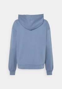 Ljusblå hoodie i mjukt material med en stor huva, neddragna axlar och ribbade mudd armar. Enkel, avslappnad design.