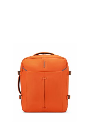 Borsa da viaggio quadrata di colore arancione brillante con manico superiore, tasca frontale con cerniera e fibbie laterali per una chiusura sicura.