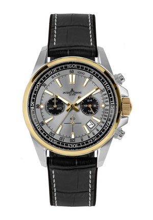Ronde zilveren en gouden chronograafhorloge met zwarte leren band, drie subdials, datumaanduiding en lichtgevende gouden uurmarkeringen en wijzers.