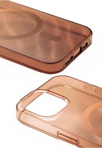 Transparent kobberfarvet telefoncover med glitrende tekstur, cirkulært designaccent, udskæringer til knapper og kamera samt præget brandingdetalje.