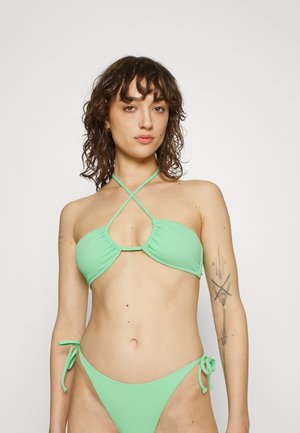 Set di bikini verde con finitura testurizzata, top a coppa triangolare con spalline incrociate e slip laterali regolabili con lacci.