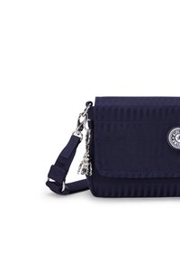 Borsa a tracolla blu navy realizzata in tessuto testurizzato, dotata di una patta magnetica, ferramenta in argento e un charm decorativo. Inclusa una tracolla regolabile.