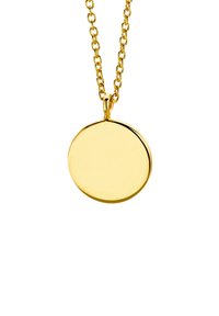 Die goldene Anhänger-Halskette besteht aus einer runden, flachen Scheibe mit einer glatten Oberfläche, die an einer verbundenen Kette mit abwechselnd großen und kleinen Gliedern hängt.