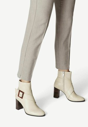 STIEFELETTE - Korte laarzen - cream