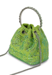 Bolso de tela verde con cierre de cuerda, decorado con patrones geométricos y acentos de tachuelas. Cuenta con un mango plateado y una correa de cadena.