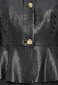 Veste peplum en cuir noir avec deux boutons en nœud doré et des coutures visibles le long des zones avant et taille.