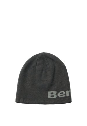 Mørkegrå strikket hue med delvist lysegrå tekst "Ben" synlig nær den nederste kant på en hvid baggrund.