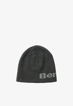 Ciemnoszara dzianinowa czapka typu beanie z częściowym jasnoszarym napisem "Ben" widocznym w pobliżu dolnej krawędzi na białym tle.