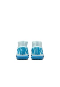 Botas de fútbol Nike Mercurial de color azul claro con un diseño de caña alta, que cuentan con una superficie texturizada y un gran logo blanco en la parte posterior.