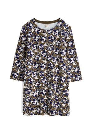 Vestido floral con mangas tres cuartos en una tela marrón. Presenta patrones florales en blanco y azul marino con acentos rojos y un cuello redondo.