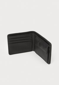 Cartera de cuero negra con múltiples ranuras para tarjetas, un compartimento para billetes y una textura suave. Abierta para mostrar la organización interna.