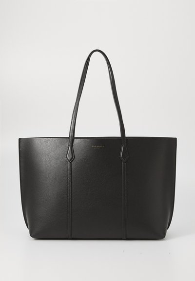 Sort læder tote bag med to lange håndtag, struktureret form, tekstureret overflade og præget logo på forsiden.