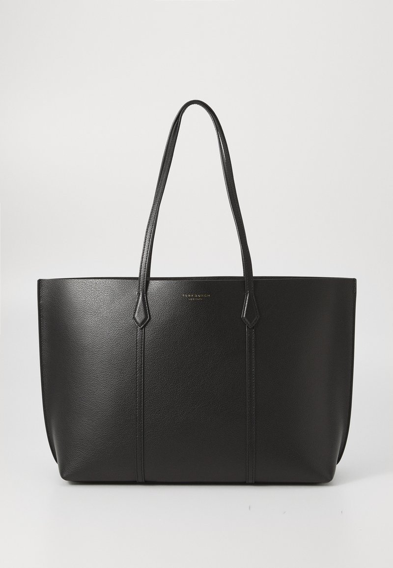 Sac tote en cuir noir avec deux longues poignées, forme structurée, surface texturée et logo embossé à l'avant.