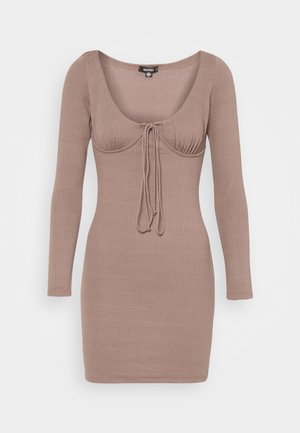 Robe mini à manches longues en maille côtelée couleur rose poudré, avec un décolleté arrondi et un détail de cordon au niveau de la poitrine.