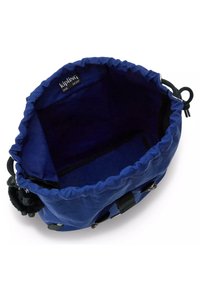 Borsa in tessuto blu con chiusura a coulisse. Interno foderato in blu scuro, con etichetta del marchio. Dettaglio aggiuntivo in pompon nero sul lato.