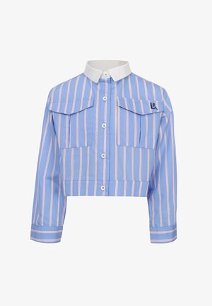 Blauw cropped blouse met roze verticale strepen, witte kraag, lange mouwen en twee klepzakken aan de voorkant, waarvan één met klein logopatch.