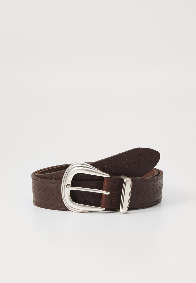 Pleteni smeđi kožni pojas sa srebrnom metalnom kopčom, koji se odlikuje glatkom završnom obradom i teksturom tkanja na remenu.
