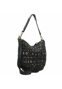 Bolso de mano de cuero negro con textura trenzada, detalles de tachuelas y una sola correa para el hombro. Presenta un diseño redondeado y acentos de hardware en tonos dorados.