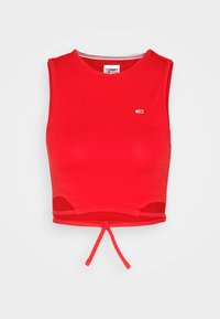 Top corto rosso realizzato in tessuto liscio. Presenta un patch con logo, chiusura anteriore con nodo, ritagli laterali e scollatura rotonda.