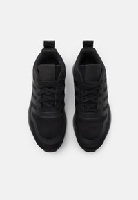 Czarne buty sportowe z siateczkową cholewką, teksturowanymi akcentami, trzema czarnymi paskami po bokach oraz wyściółką z kołnierza dla komfortu.