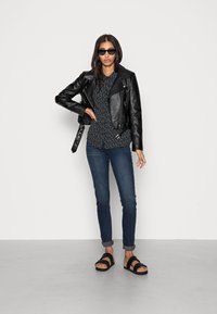 JDY JDYBROOKE LS NOOS - Blusa com botões - black