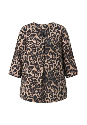 Blouse en imprimé léopard beige et noir, avec un col en V, des manches trois-quarts et une coupe décontractée. Tissu lisse avec un éclat subtil.