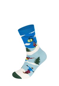 Blå og hvide sokker med sne- og skismønstre, der har grønne accenter og scener med snowboarding og skiløb mod en vinterlandskab.