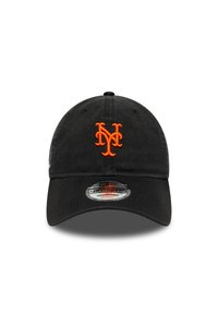 Μαύρο καπέλο από βαμβάκι με ρυθμιζόμενο λουράκι. Διαθέτει κεντητό πορτοκαλί λογότυπο "NY" στο μπροστινό μέρος. Μαλακή υφή, καμπυλωτό γείσο.