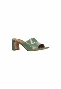 Groene patenteren leren open teen muiltjes met een chunky hak en een gladde, glanzende afwerking. De zool heeft een tan kleur voor contrast.