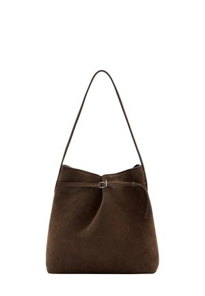 Bolso de piel de ante marrón con un diseño curvo, una sola correa para el hombro y un acento de hebilla decorativa. Textura suave con un estilo minimalista.