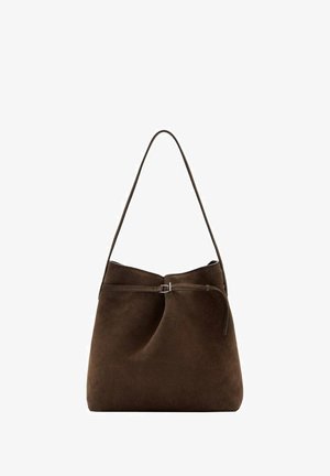 Bolso de piel de ante marrón con un diseño curvo, una sola correa para el hombro y un acento de hebilla decorativa. Textura suave con un estilo minimalista.