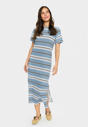 Gestreiftes, hellblaues Maxikleid mit kurzen Ärmeln, das weiße und marineblaue Streifen aufweist. Weicher Stoff mit seitlichen Schlitzöffnungen für mehr Bewegungsfreiheit.