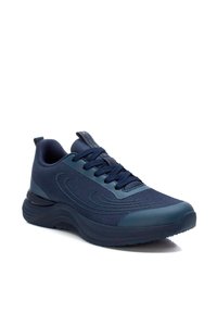 Zapatilla deportiva de color azul oscuro con parte superior de malla, diseño de cordones, collar acolchado, entresuela curva y suela de goma texturizada para mayor agarre.