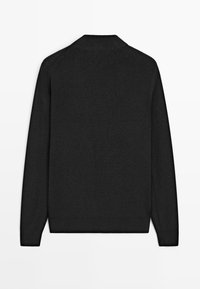 Schwarzer Strickpullover, gerippte Struktur, Rundhalsausschnitt, lange Ärmel, minimalistisches Design, keine sichtbaren Logos oder Verzierungen.