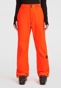 Felroze skibroek met een relaxte pasvorm, gemaakt van duurzaam materiaal. Voorzien van drukknoopsluitingen, zijzakken en een logo patch op het been.