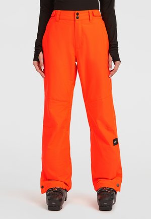Felroze skibroek met een relaxte pasvorm, gemaakt van duurzaam materiaal. Voorzien van drukknoopsluitingen, zijzakken en een logo patch op het been.