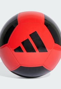 Pallone da calcio rosso e nero con finitura lucida, pannelli esagonali e design del logo Adidas in nero.