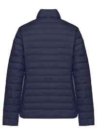 Marineblauwe pufferjack met een gewatteerd ontwerp, staande kraag en lange mouwen. Het materiaal lijkt lichtgewicht en waterafstotend te zijn.