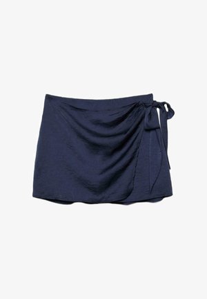 Granatowa spódnica kopertowa z bocznym wiązaniem, krótkiej długości, lekko teksturowanym materiałem i marszczeniem po jednej stronie.